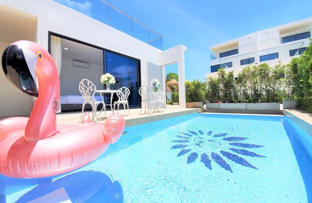 Yizen 8 Bedroom Palm Spring Pool Villa