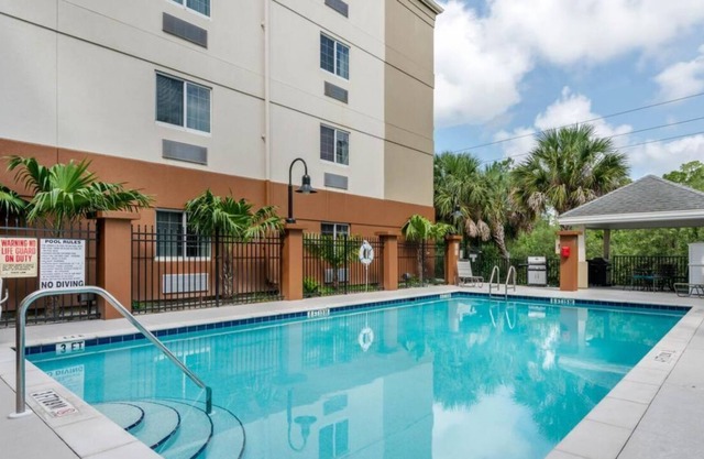 You Found it, Fort Myers Getaway! Outdoor Pool & BBQ Facility, Free Parking