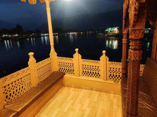 Young Beauty Star Houseboat