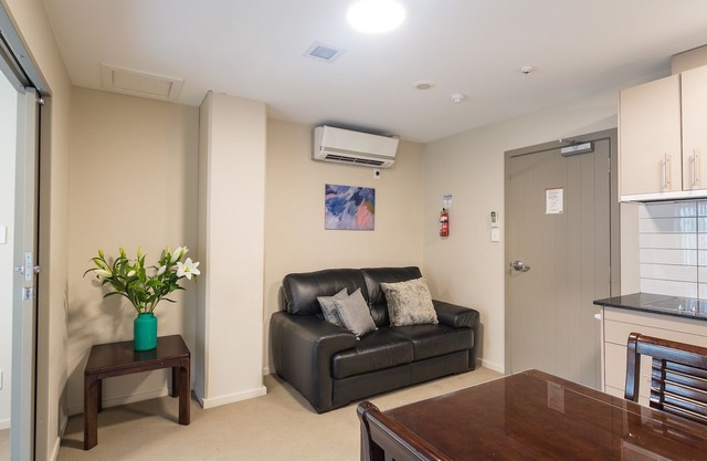 Your 2-bedroom city centre base w carpark