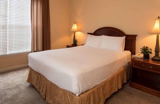 Your Home Away From Home! Fere Parking, Kitchenette, Pool, Private Balcony