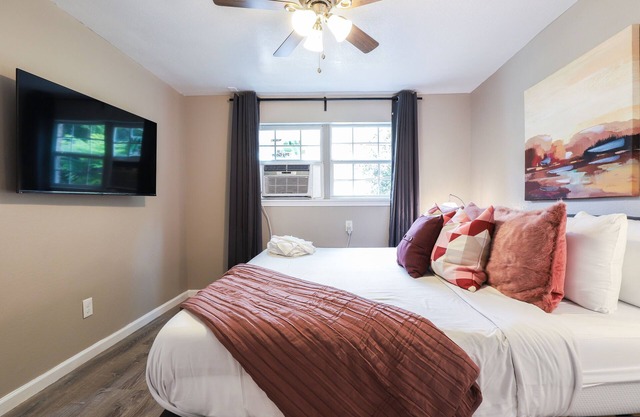 Your Montrose Marshal! Sleeps 16, 8BR, 8BA, 8PA