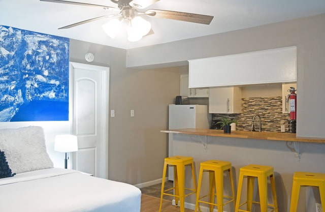 Your Montrose Studios! Sleeps 38/19BR/19BA/19PA