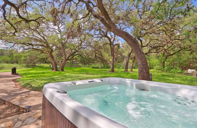 Your own Private Oasis, pool, hot tub, fire pit on 10 gorgeous acres