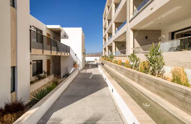 Your perfect family getaway: relax between the pool, the jacuzzi and the sea.