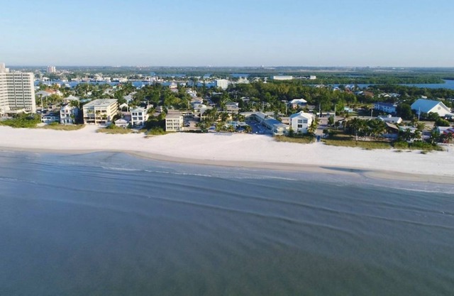 Your Relaxing Getaway Awaits! Outdoor Pool, Free Parking, Near Dolphin Marina