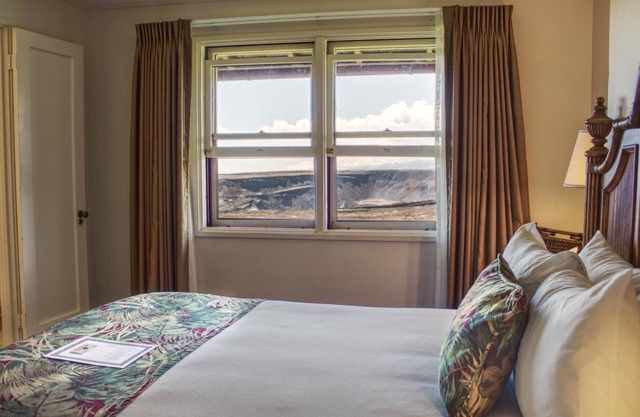 Your Relaxing Getaway Awaits! Volcano Crater View King Unit, Free Parking!
