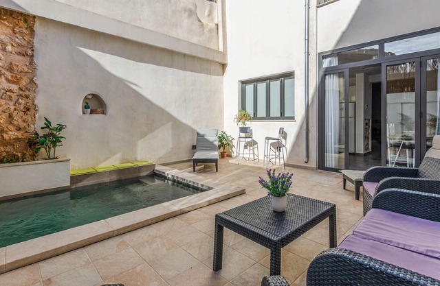 YourHouse Can Jordi, stylish townhouse with private pool