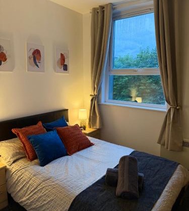 Zelena Luxurious Apartment, Private Parking, Fast Wi-Fi, Self Check-In Anytime Perfect For Late Arrivals, 5 Minutes to Old Trafford Stadium