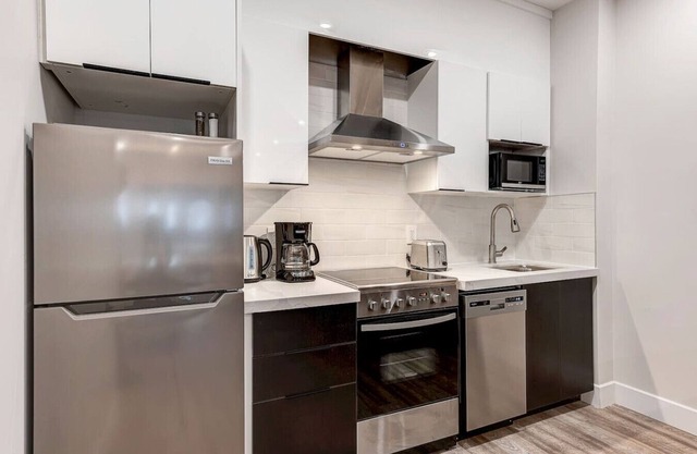 ZEN 2BDR APT with rooftop terrace -Plaza St-Hubert