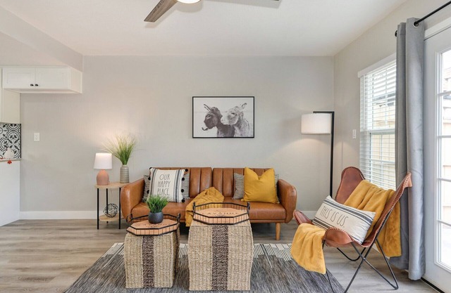 ZenNest Townhome Close toRoseville SacDowntown Hospitals Pool&Fenced PatioGarden