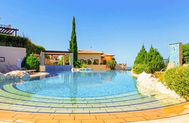 Zephyros Village LZ12