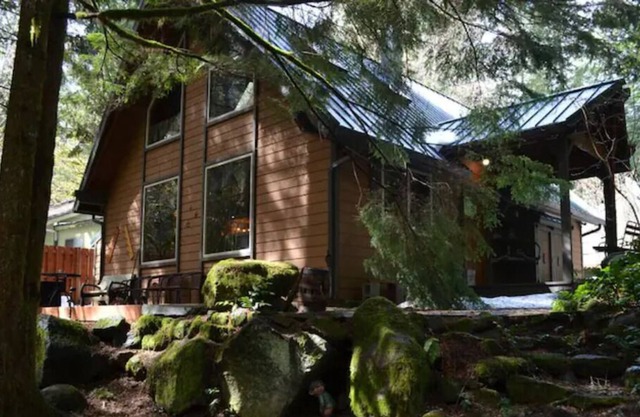 Zigzag Chalet- Peaceful Pet-friendly Cabin with Hot tub, Fireplace, and Pool