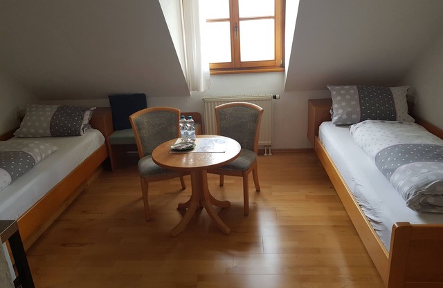 Zweibettzimmer mit Getrennten Betten, Eig. Bad, Eig. Mini- Küche,wlan,parken