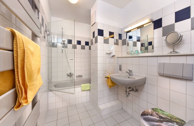 Zweibettzimmer mit WC und Dusche