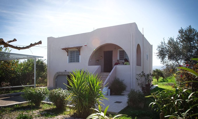 Vrahati House | Εξοχικη κατοικία, ήσυχη τοποθεσία, με θέα στο βουνό κοντά στην παραλία.