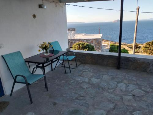 Serifos Apartment | Μπλε του Αιγαίου πάνω από τον Πλατύ Γιαλό!