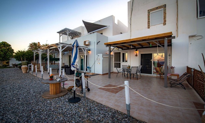 Lahania Cottage | Παραλιακη, εξοχικη κατοικια μπροστα στην θαλασσα.