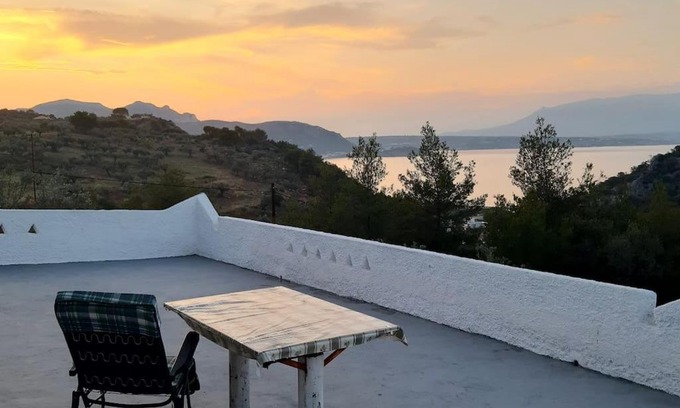 Katakali House | Όμορφη κατοικία με θέα Σαρωνικό.