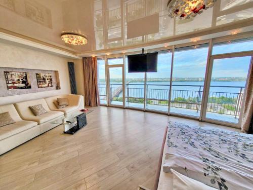 Dnipro Apartment | Люкс с джакузи в Мост Сити, вид на реку, 20 этаж, терасса Новый дом