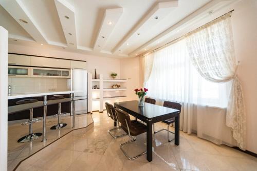 Obolon' Apartment | Роскошная 3к квартира 135м2 на набережной. Минская