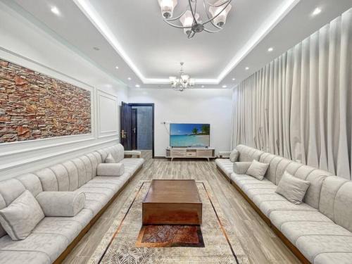 Abha Al Jadidah Apartment | شقة خمس غرف مطلة على طريق السودة