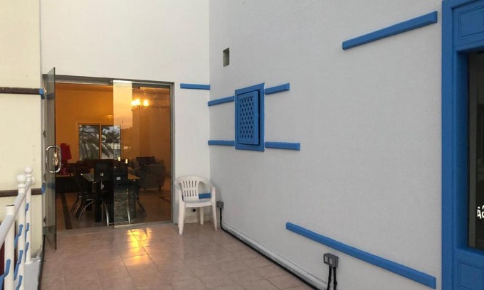 Durrat Al-Arous Apartment | شقة في درة العروس منطقة المرسى تتكون من غرفتين وصاله ومطبخ كامل وحمام موقعها في الطابق العلوي قريبة من سوبر ماركت وحولها جميع الخدمات من صيدلة ومطاعم وكافيهات