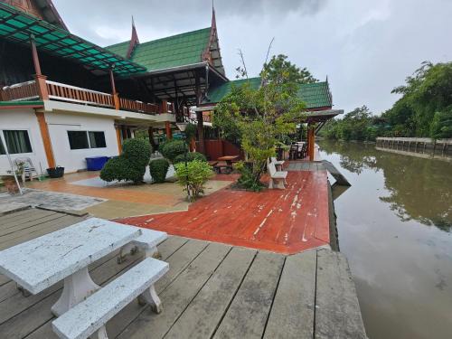 Amphawa House | บ้าน กัญณภัทร โฮมสเตย์