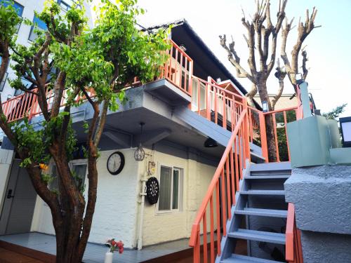 Seogyo-dong Apartment | 弘大独栋豪华大房间一楼 机场地铁直达 3分钟步行地铁站 Hongdae, Airport Express,metro 3min,Big partyhouse 1st floor