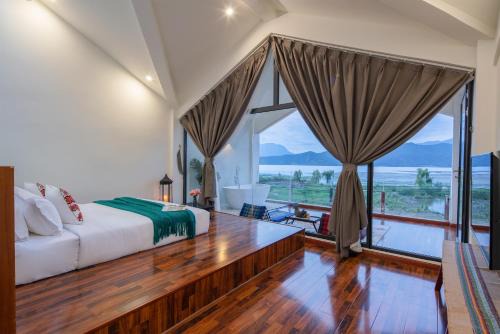 Lugu Lake - Ninglang Hotel | 泸沽湖丨何遇小筑丨设计师湖景丨轻奢私享丨Holiday Villa