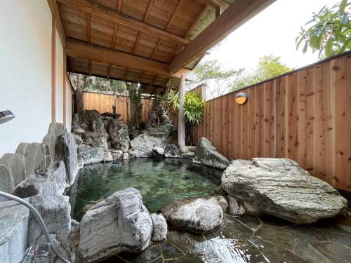 Matsuzaki House | 源泉かけ流しの露天風呂を独り占め！一棟貸切旅館「御宿あさか」29名まで宿泊可