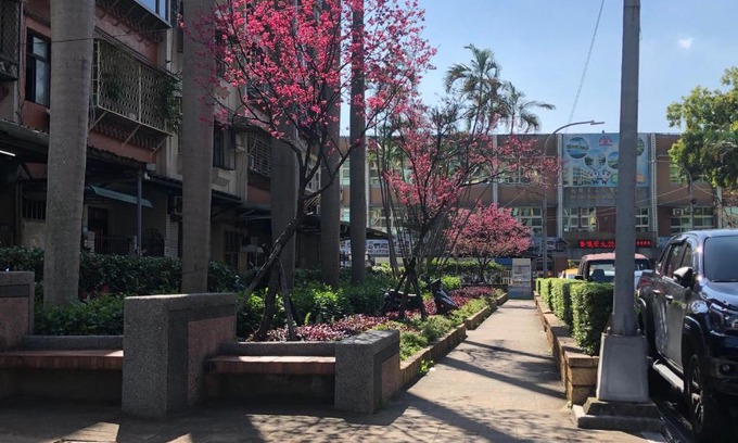 Luzhou Bed & Breakfast | 紅色鐵門