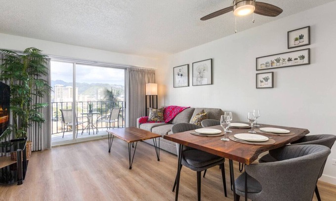 McCully - Moiliili Apartment | 01 FREE Parking/10 min beach/2br-Waikiki/Ala Moana