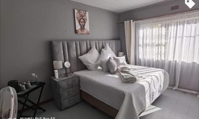 Emfuleni House | 016 Guest House