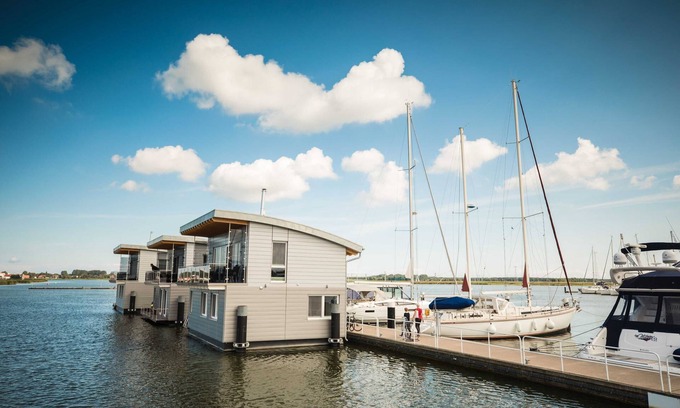 Kroeslin Boat Rental | 03. floating houses (105 m²) Hero - Floating house no. 7 with fireplace and pet