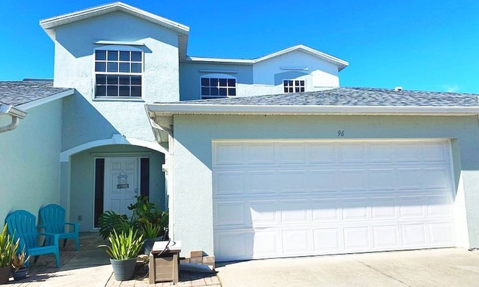 Satellite Beach House | 1/2 mile from the Atlantic Ocean - spacious townhouse