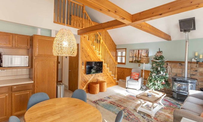 Baldwin Cottage | 1 Acre Lakefront Private Cottage. Sleeps 8, Dog Friendly with kayaks and boat!