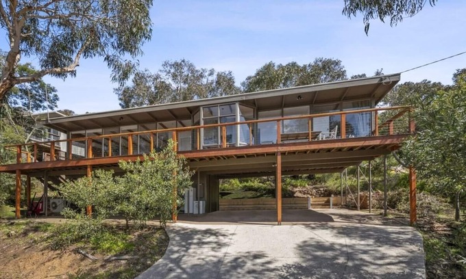 Anglesea House | 1 Bachli Court Summar