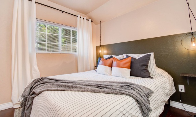 Heart of Lubbock House | ⫷1 BD/1 Bath⫷Tiny Magnolia Retreat⫷⫸Near TTU⫸