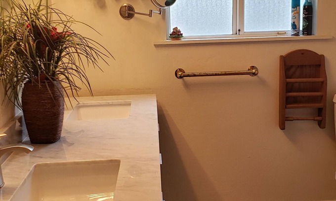San Leandro House | 1 Bed 1 Bath Kitchen Wifi Self Check-in King bed