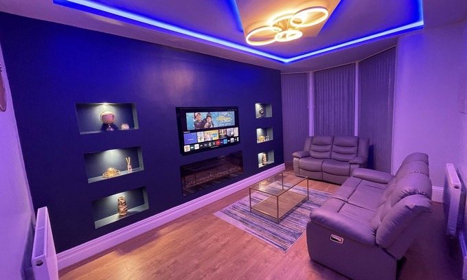 Bradford Apartment | 1 Bed Flat - Sleeps 2 - Hot Tub - Parking - Wifi