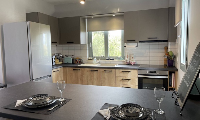 Kaligata House | 1 Bed Flat - Sleeps 2 - Parking - Wifi