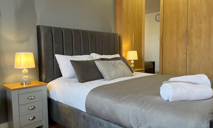Oldham Apartment | 1 Bed Flat - Sleeps 4 - Parking - Wifi