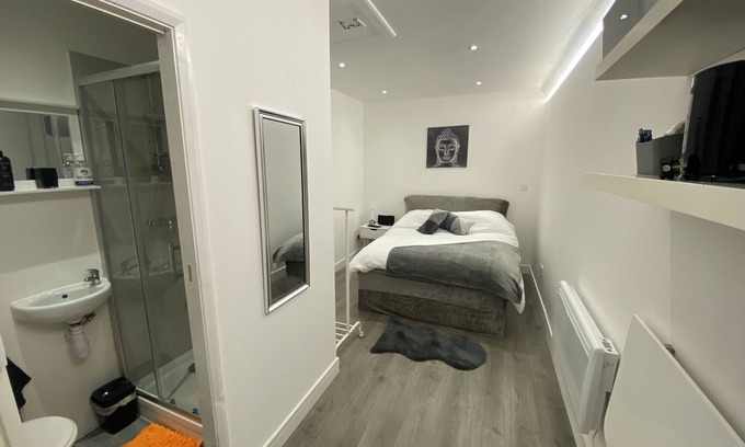 Hillingdon East Apartment | 1 Bed Studio - Sleeps 2 - Smoking - Parking - Wifi