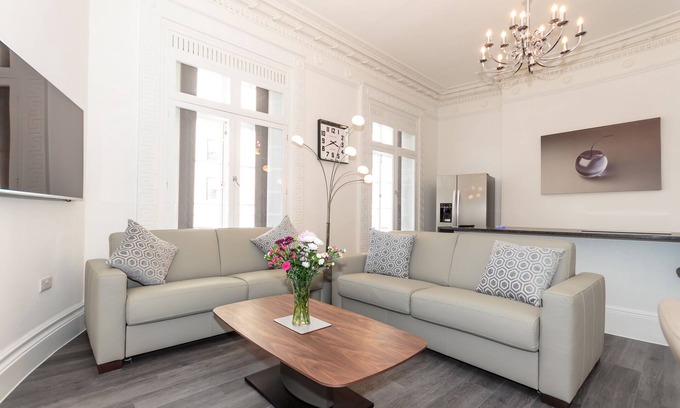 Plymouth Apartment | 1 Bed- The Windsor Suite