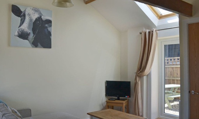 Broad Hinton Cabin | 1 bedroom accommodation in Binknoll, near Royal Wootton Bassett