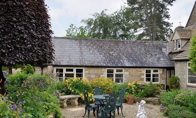 Ampney Crucis Cottage | 1 bedroom accommodation in Ampney Crucis, near Cirencester