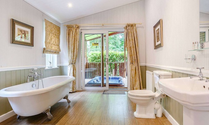 Churchill Cabin | 1 bedroom accommodation in Cotswolds
