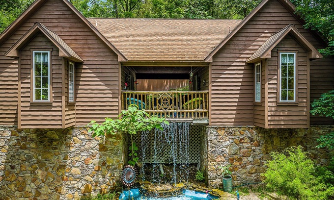 Eureka Springs Cabin | 1 Bedroom Cabin In The Woods, Covered Porch, Jacuzzi, Kitchenette and Hot Tub.