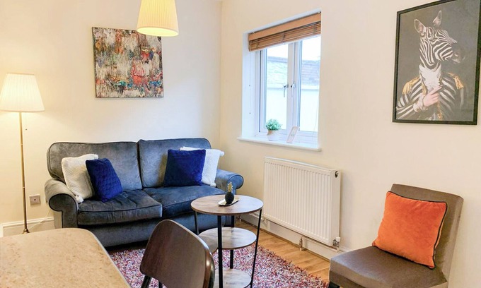 West Kensington Apartment | 1-Bedroom flat with FREE Wi-Fi and mini Garden in Kensington Central London.